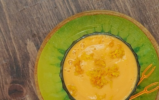 1. Этап. Морковный смузи с манго: При подаче присыпать свеженатертой апельсиновой цедрой.