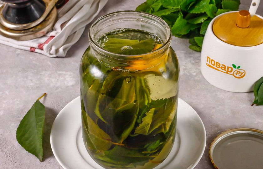 1. Этап. Компот из листьев вишни на зиму: Влейте кипящий отвар обратно в банку с пропаренными листьями.