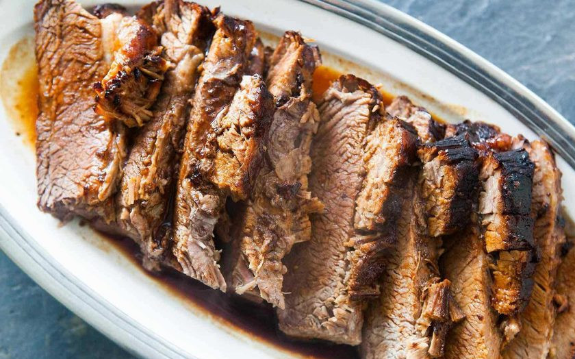 1. Этап. Говядина, запеченная в духовке в фольге: Подавайте говядину с соусом из фольги. Приятного аппетита!