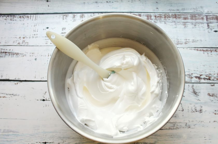 1. Этап. Меренговый рулет с творожным кремом: В чашу с меренгой просейте крахмал и аккуратно перемешайте.