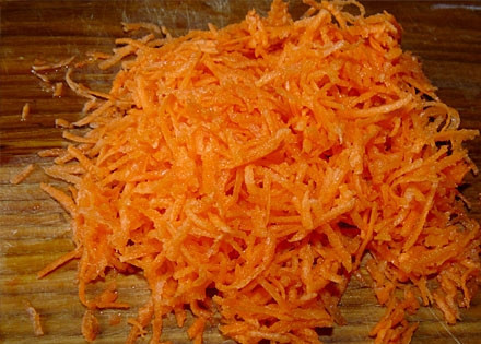 1. Этап. Чесночные шарики: 2. Пропустите чеснок через пресс. Морковку натрите на мелкой терке.