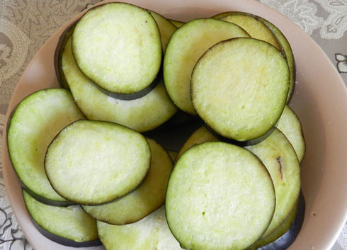 1. Этап. Курица с баклажанами в мультиварке: Баклажаны режем кружочками, присыпаем солью.