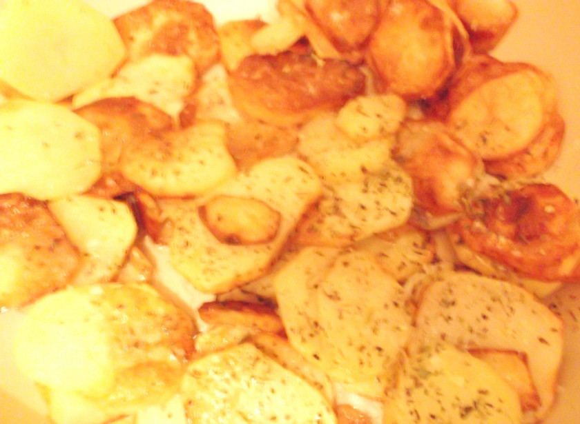 1. Этап. Гарнир к ребрышкам свиным: 3. Картофель пересыпаем специями, солим и перчим по вкусу. Перемешиваем.