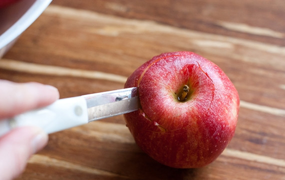 1. Этап. Запеченные яблоки с овсянкой: 1. Подготовьте яблоки. Промойте их и удалите сердцевину с косточками.