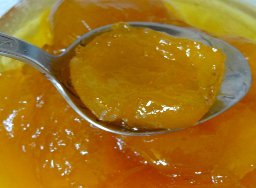 1. Этап. Простое варенье из абрикосов без косточек: Ароматное горячее варенье разливаем по стерилизованным бакам и закатываем их. А зимой открываем по мере необходимости и наслаждаемся потрясающим вкусом нашего варенья. Приятного аппетита!