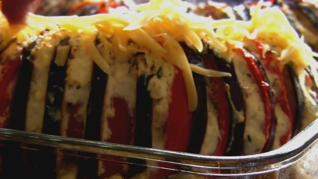 1. Этап. Ленивый рататуй: 6. Через 30-35 минут снимите фольгу, присыпьте овощи тертым сыром и верните в духовку на 10-15 минут.