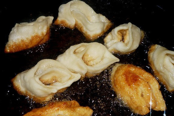 1. Этап. Пахлава индийская: Теперь обжарьте пахлаву на растительном масле на среднем огне. Масла влейте больше, как минимум в палец высотой в сковороде. Жарить надо со всех сторон, чтобы была равномерная румяная корочка. Затем выкладываем пахлаву на бумажную салфетку, чтобы стек лишний жир.