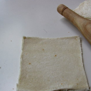 1. Этап. Закуска с Паниром: Раскатать кусочки хлеба с помощью скалки.