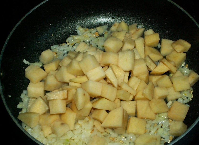 1. Этап. Тушеная картошка с цветной капустой: 3. Шинкуем кубиками картофель и измельчаем лук. Отправляем на сковороду также обжариваем.