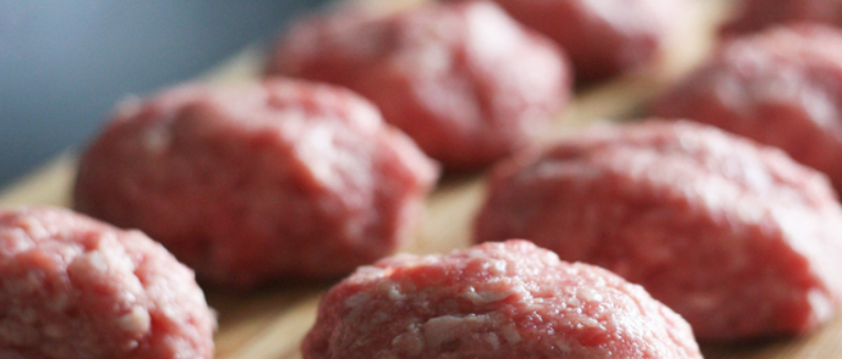 1. Этап. Котлеты на пару из телятины: Сформируйте котлетки.