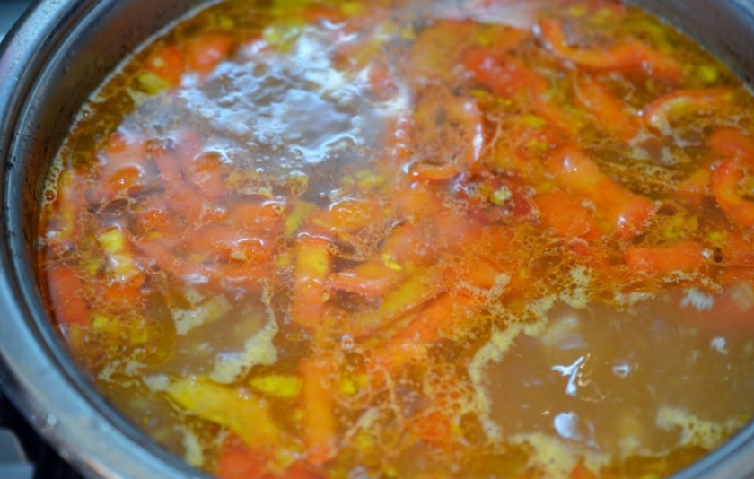 1. Этап. Суп Бозбаш классический: Положите всю зажарку в кипящий бульон. Не забудьте посолить и добавить травы. Доведите до кипения до кипения и варите на среднем огне 15-20 минут.