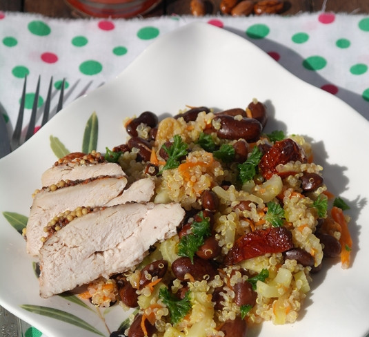 1. Этап. Киноа с овощами: Готовое киноа с овощами может послужить прекрасным гарниром к легким мясным блюдам.