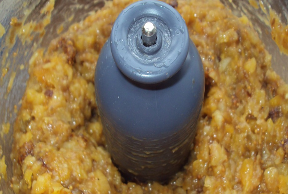 1. Этап. Вегетарианские конфеты: 2. Добавим еще и орешки — и перемешаем до состояния пасты.