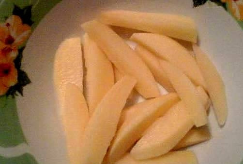 1. Этап. Крымская закуска Баркас: Картофель очистим и нарежем небольшими брусочками. Затем обжариваем его в большом количестве растительного масла. Готовый картофель выложите на салфетку, чтобы убрать лишнее масло.