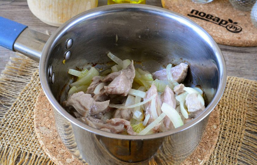 1. Этап. Гуляш по-мароккански: В сотейнике разогрейте растительное масло, выложите туда телятину и лук, жарьте все вместе пару-тройку минут.