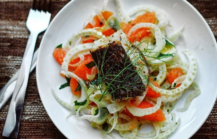 1. Этап. Морской окунь на салате: 4. Выложите салат на тарелки. Сверху разместите окуня. Украсьте блюдо веточкой фенхеля. Приятного аппетита!