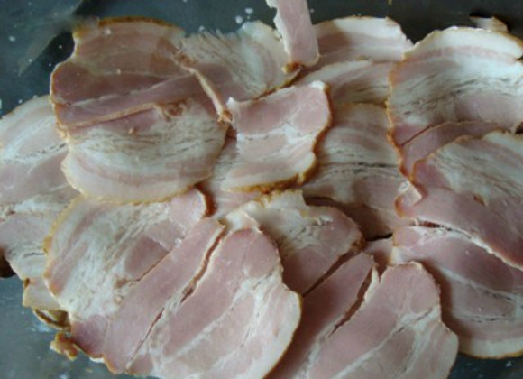 1. Этап. Картофель, запеченный с мясом и грибами: 5. Следующий слой из мяса, в рецепте используется варено-копченная грудинка, вы можете использовать любое мясо на свое усмотрение. Если оно будет сырым, то предварительно его обжарьте на сковороде.