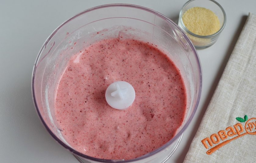 1. Этап. Десерт Клубничные облака: 3. Превратите массу в однородное пюре.