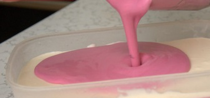 1. Этап. Парфе из сметаны: Первым в форму залейте стакан сметаны с какао, поставьте на 10 минут в морозилку. Затем заливаем сметану с протертыми ягодами, отправляем в морозилку. Далее повторяем процедуру с оставшимися двумя слоями.