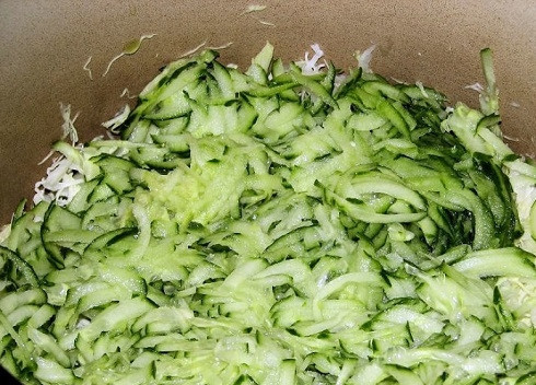 1. Этап. Салат Кубанский на зиму: Огурцы можно натереть на крупной терке или нарезать тонкими кружочками.