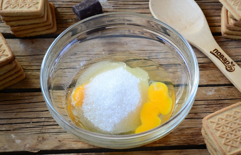 1. Этап. Торт из печенья с заварным кремом: Приготовьте крем. Для этого сначала смешайте яйца с сахаром, а затем перемешайте их венчиком до растворения сахара. В пену взбивать ничего совсем не нужно.