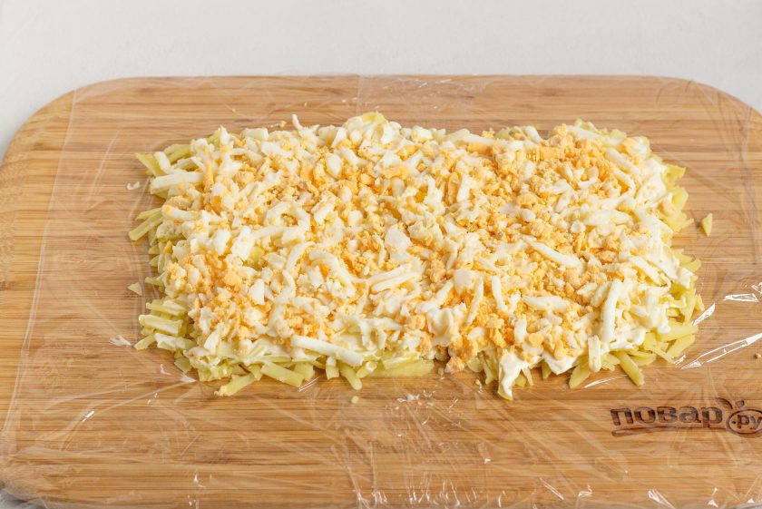 1. Этап. Салат-рулет Мимоза на Новый год 2025: 2 слой: натертые яйца.