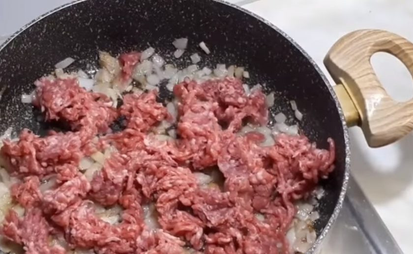 1. Этап. Пастуший пирог (очень вкусный): 2. На горячей сковороде разогрейте растительное масло и обжарьте лук до золотистости. Выложите на лук весь фарш, перемешайте и дайте мясу обжариться в течение 5-7 минут.