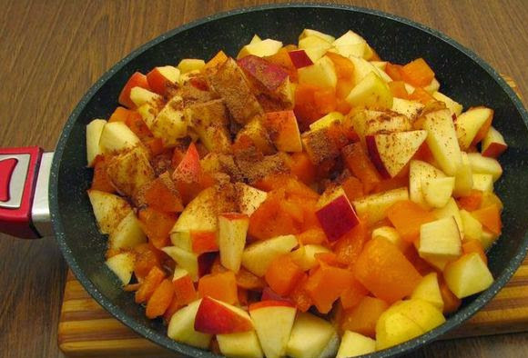 1. Этап. Вкусный пирог с тыквой и яблоком: 4. Яблоки нарежьте также кубиками (в данном случае шкурка тонкая, и срезать ее необязательно) и добавьте на сковороду. Жарьте до мягкости, периодически помешивая. За 2 минуты до готовности всыпьте корицу и еще раз перемешайте. При желании дополнить этот простой рецепт пирога с тыквой и яблоками можно ароматными травами, например.