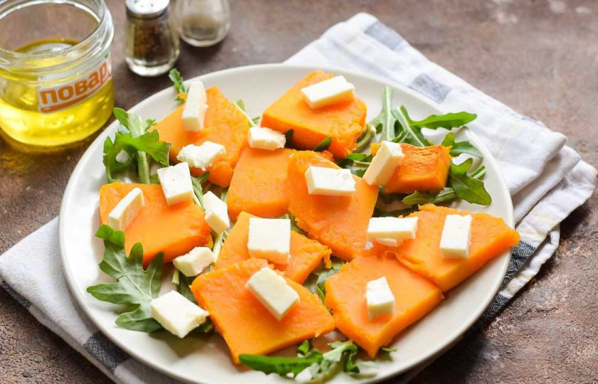 1. Этап. Салат с тыквой и брынзой: Сыр нарежьте небольшими кубиками и добавьте в салат.