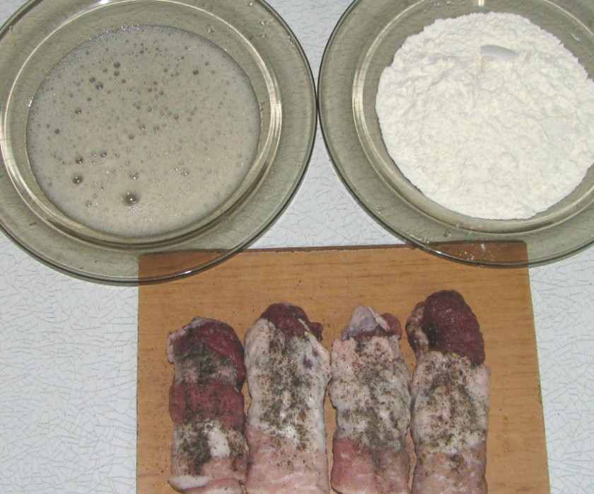 1. Этап. Мясной рулет с овощами: 3. Теперь в одну миску насыпаем муку, в другую - яйцо, и чуть его взобьем. Теперь каждый рулетик окунаем сначала в яйцо, а потом в муку. И обжариваем на растительном масле.