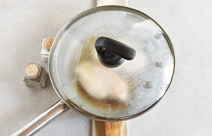 1. Этап. Жареное филе курицы: Накройте сковороду крышкой и жарьте еще минуты 4. Дайте постоять под крышкой еще минутку.