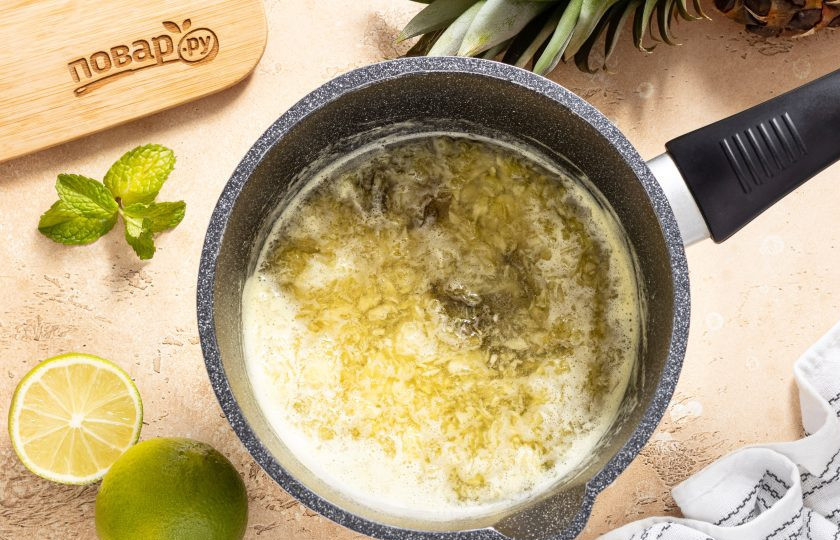 1. Этап. Варенье из ананаса с лаймом и мятой: На среднем огне доведите до кипения.