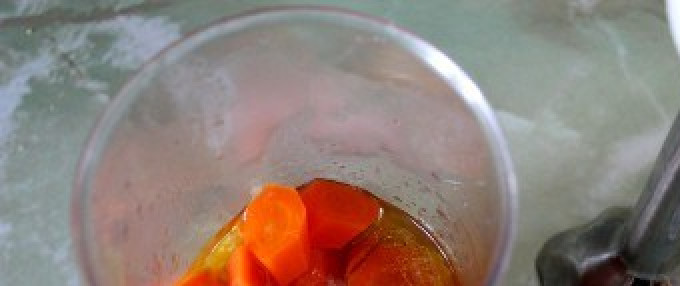 1. Этап. Суп-пюре Креси: С помощью блендера измельчаем овощной массу с бульоном.