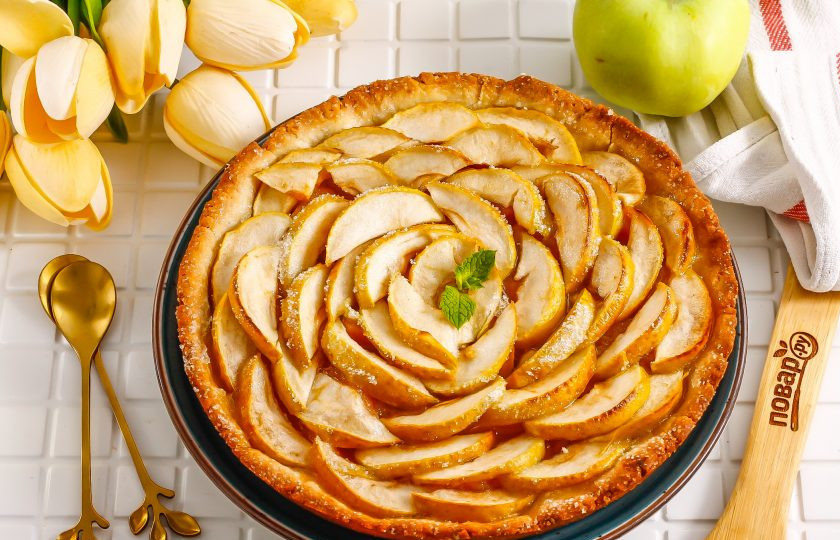 1. Этап. Песочный пирог с вареньем и яблоками: Готовый пирог остудите и подайте к столу.