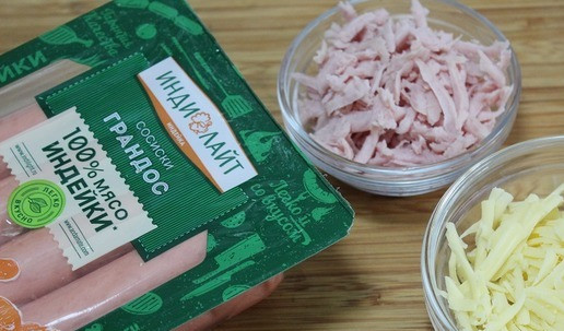 1. Этап. Закуска Хрустяшки: Натереть на крупной терке сосиски и сыр.