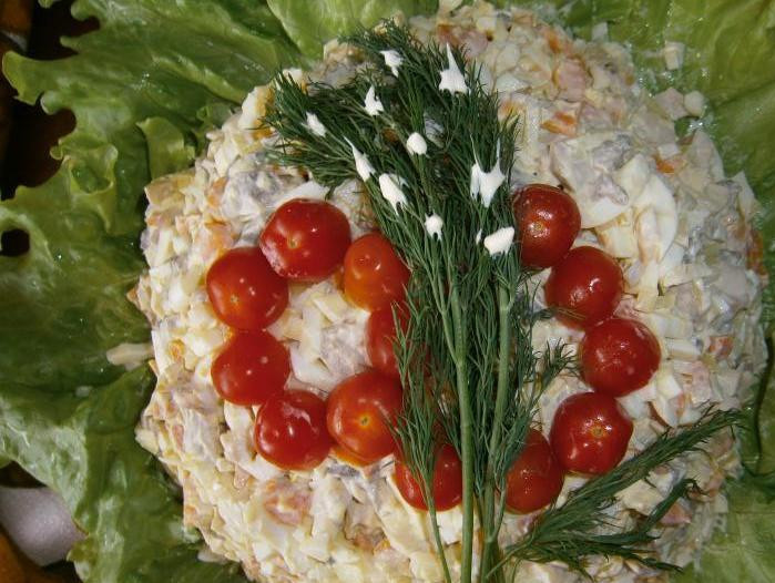 1. Этап. Салат из консервированных кальмаров и шампиньонов: Украсить готовый салат из кальмаров и шампиньонов можете помидорами черри и зеленью (например, укропом). Приятного аппетита!