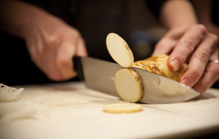 1. Этап. Картофельная запеканка с беконом: Очищаем картофель и нарезаем тонкими ломтиками.