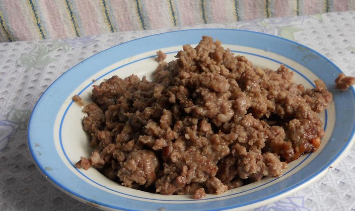 1. Этап. Запеченные овощи с фаршем: 1. Первым делом - подготовительный этап. Фарш обжарим на растительном масле и оставим остывать. А кабачок нарезаем тонкими пластинками.