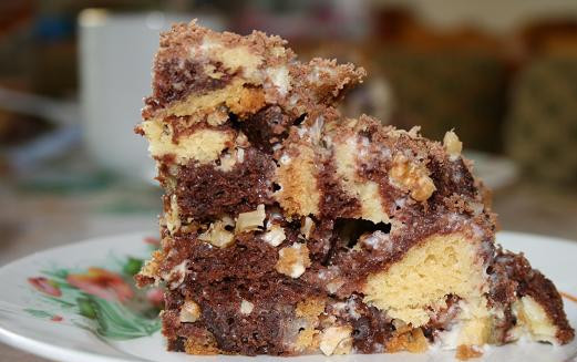 1. Этап. Торт Ивашкины кудряшки: 3. Сверху залила кремом и шоколадом, а также посыпала дробленными орехами. Ставим торт в холодильник на некоторое время.