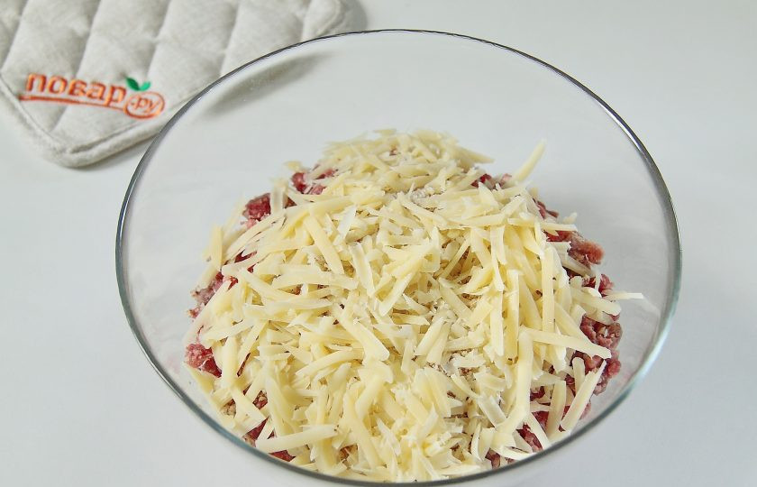 1. Этап. Фрикадельки с пармезаном и миндалем: 4. Тертый на крупной терке сыр.