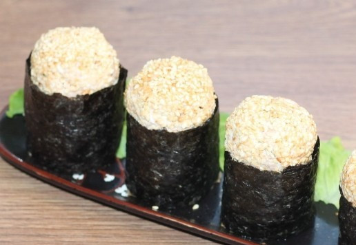 1. Этап. Гунканы с тунцом: 13. Сверху кладем шарики из тунца. Подаем гунканы с соевым соусом. Приятного аппетита!