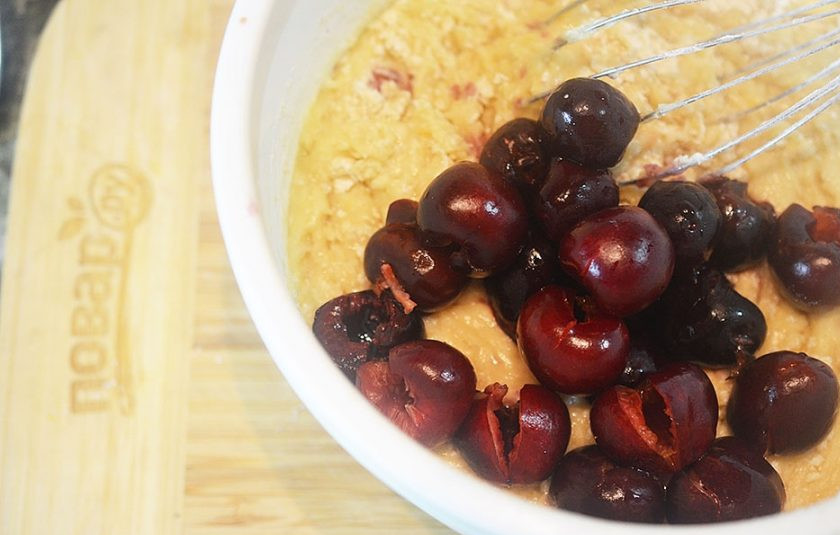 1. Этап. Кекс с черешней: 4. У черешни удалите косточки, добавьте ягоды в тесто.