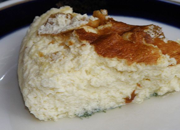 1. Этап. Омлет без молока в мультиварке: 8. Нарезаем омлет порционно и подаем к столу. Украсить можно зеленью и подать к нему свежие овощи.