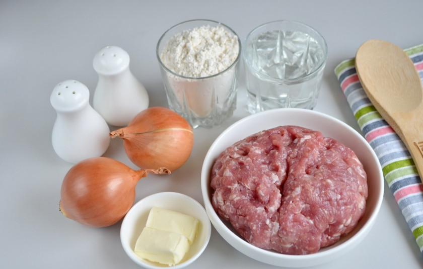 1. Этап. Манты классические: Подготовьте продукты. Я заранее вымыла мясо (часть свинины жирной и кусочек говядины) и перекрутила его на мясорубке через крупное сито.