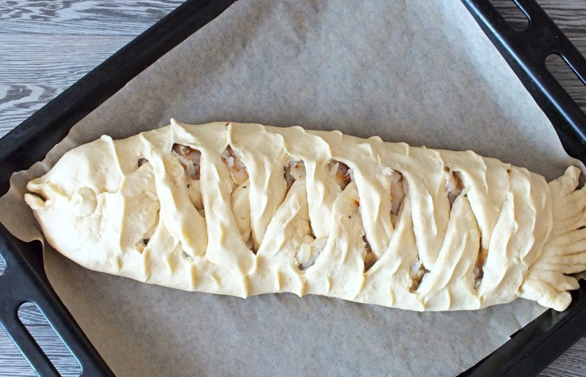 1. Этап. Пирог с пикшей: Переложите пирог на противень застеленный пергаментной бумагой. Прикройте полотенцем и оставьте на 25-30 минут для расстойки. После поставьте выпекаться в разогретую до 180 градусов духовку на 30 минут. Учитывайте особенности своей духовки.