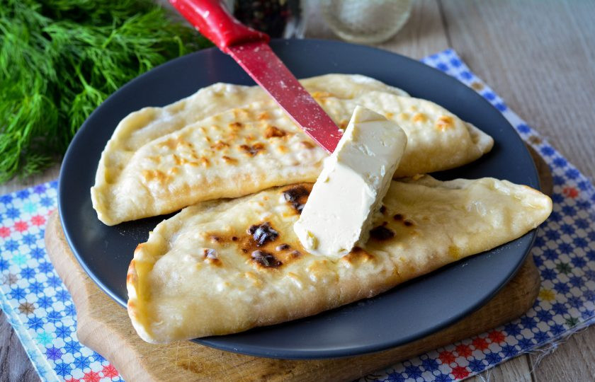 1. Этап. Чуду с тыквой: Горячие чуду снимите со сковороды и смажьте сливочным маслом.