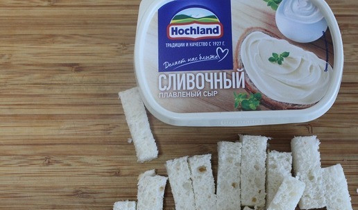 1. Этап. Быстрый сырный суп: У хлеба срезать корки и разрезать на палочки-не делайте длинными.