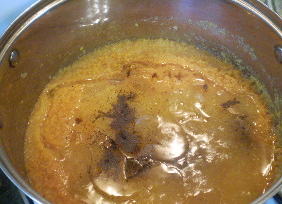 1. Этап. Кабачковая икра без обжарки: В конце варки добавьте к овощам соль, сахар, перец молотый, масло и уксус. Варите еще 15 минут.