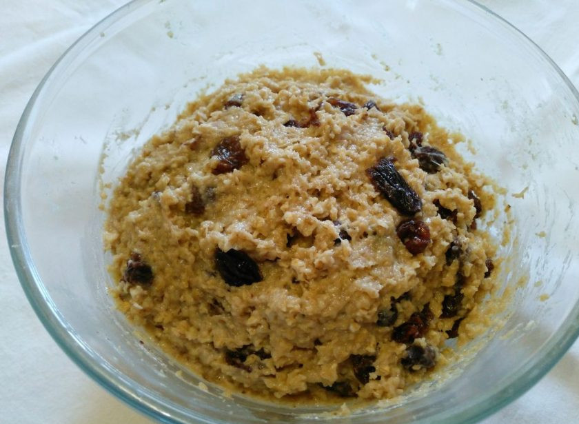 1. Этап. Заварное овсяное печенье: Извлеките термостойкую миску из водяной бани, дайте заваренной массе слегка остыть (3-5 минут). Добавьте промытый изюм и влейте подсолнечное масло, хорошо перемешайте.