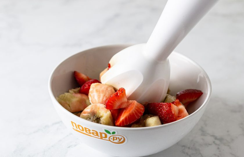 1. Этап. Клубнично-банановое мороженое: Измельчите блендером замороженные бананы с клубникой, добавьте клубничный сироп и ванилин. Еще раз измельчите.